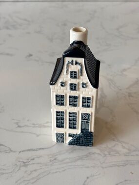 KLM #9 Blue Delft House by BOLS